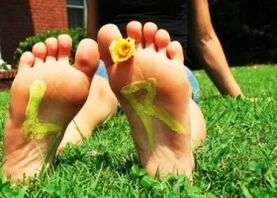 Feet without fungus with a flower between the fingers