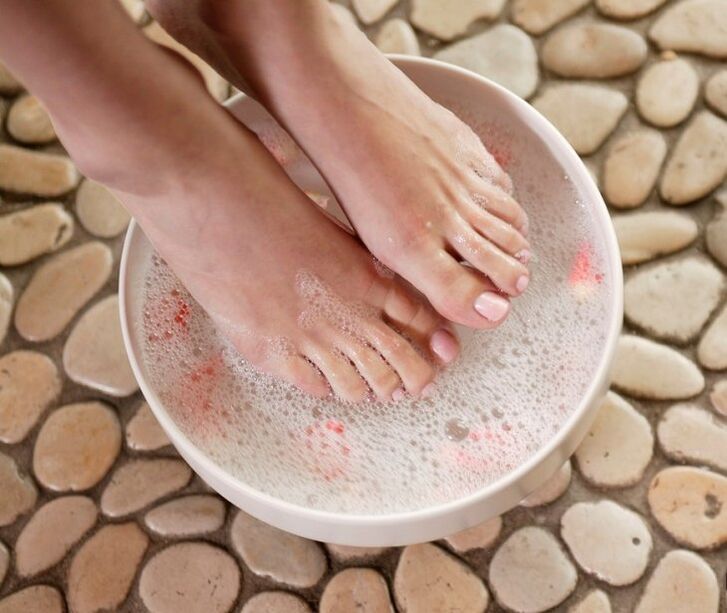 Bath with essential oils for nail fungus